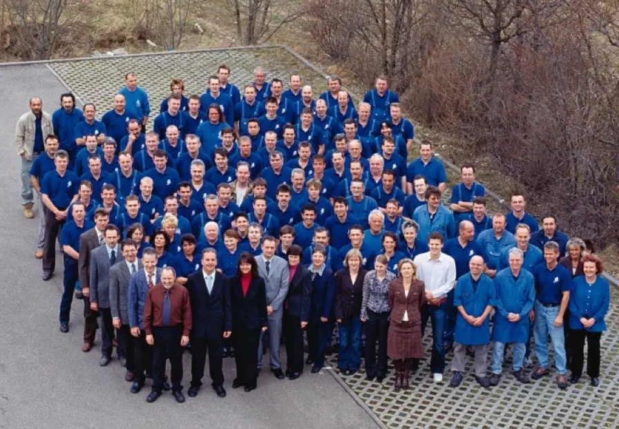 Group photo of the Ringhoffer staff in 2007, featuring approximately 100 employees in blue work shirts